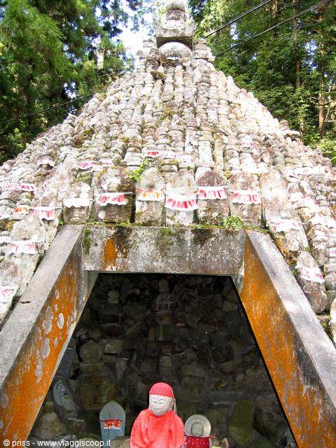 a big panettone of Mizu jizo