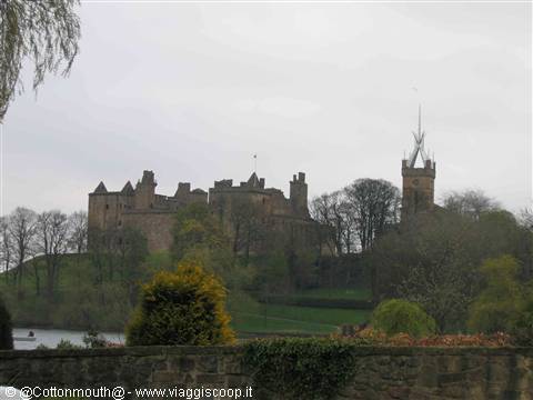 Linlithgow - Castle, lake and the church of st Michael