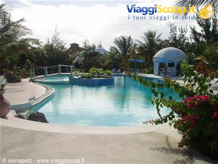 Splendid village of Watamu, recommended to us by Kikka where we used the pool and sunbeds for only 3 euros!