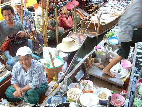 A CROWDED FLOATING MARKET