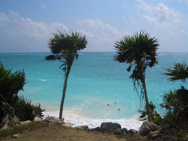 Glimpse of the beach of Tulum