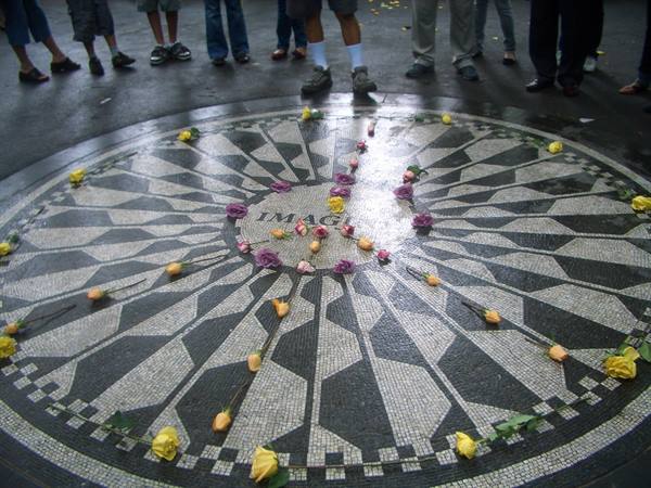 JOHN LENNON MONUMENT