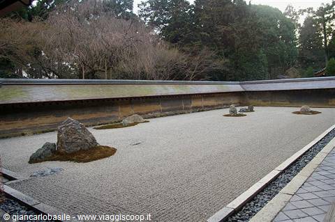 Zen rock garden with raked gravel and earthen wall, Ryoanji temple