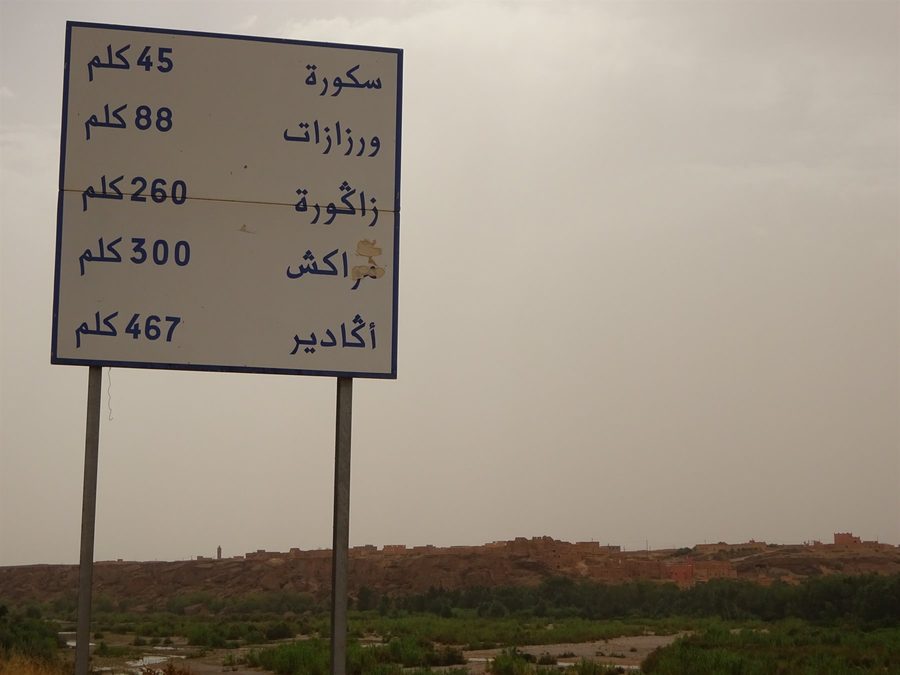Cartello stradale indicante le distanze di Ouarzazate, Tinghir e Errachidia